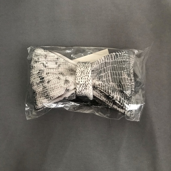 Terese Sydonna Animal Falls Print Neoprene Bow Tie - Picture 5 of 5